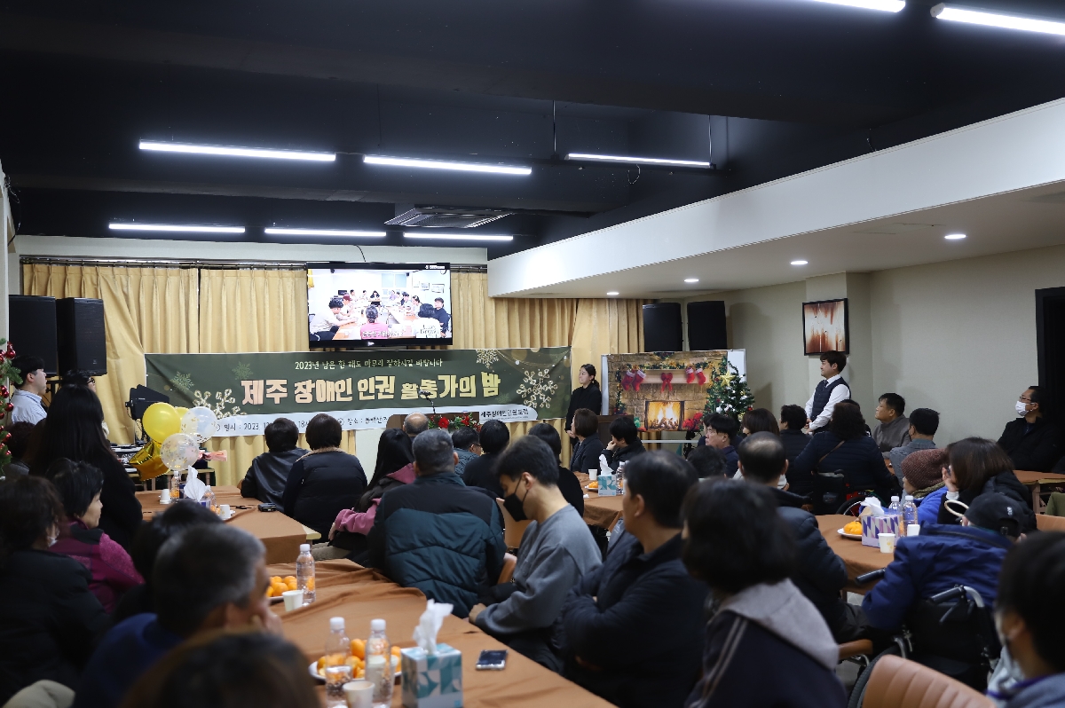 활동보고 영상을 다같이 관람하고 있