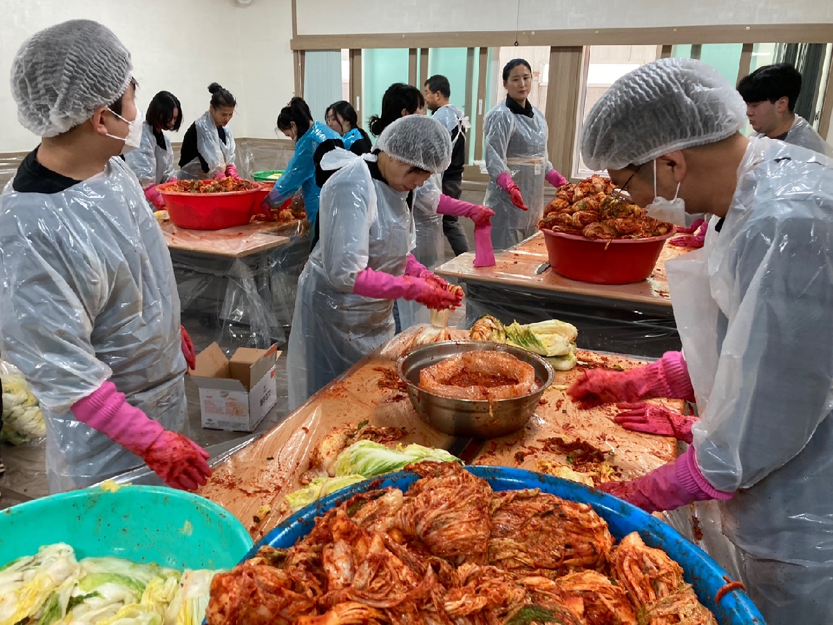 직원들이 배추에 양념을 버무리고 있다.